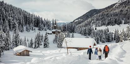 Eine Familie macht eine Winterwanderung