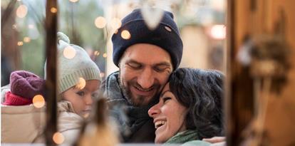 Eine Familie auf dem Weihnachtsmarkt