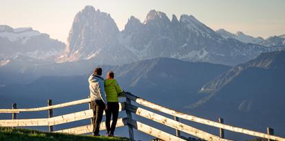 Due escursionsti si godono la vista sulle montagne