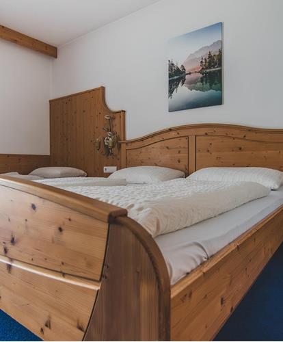 Ein Schlafzimmer mit einem Doppelbett und einem Einzelbett
